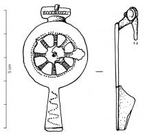 FIB-41633 - Fibule en forme de rouebronzeTPQ : 1 - TAQ : 150Fibule dont l'arc est constitué d'une roue plate à 8 rayons (décor guilloché / poinçonné), prolongée par un appendice plat en guise de pied; charnière tubulaire à la tête; étamée.