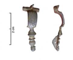 FIB-41668 - Fibule Riha 5.15bronzeTPQ : 75 - TAQ : 150Fibule à charnière à arc composite, étamée, comportant une plaque rectangulaire lisse avec un décor ponctué, et sur le pied une série de moulures dont un bulbe marqué de stries parallèles.