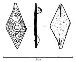 FIB-41819 - Fibule losangique émailléebronzeBroche au corps losangique, plat et étiré en longueur ; émaux champlevés avec des points en réserve ; au revers, articulation à charnière entre deux plaquettes.