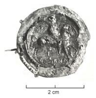 FIB-41833 - Fibule discoïdale à reliefbronzeFibule circulaire, plate, avec sur le pourtour six petites protubérances ; décor estampé sur une fine tôle rapportée sur le disque lisse ; au revers, articulation à charnière entre deux plaquettes.