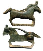 FIB-4282 - Fibule zoomorphe : chevalbronzeFibule en forme de cheval courant à droite, non émaillé, sur une barre de sol; l'animal comporte une haute crinière, de longues oreilles foliacées et un toupet au-dessus du front.