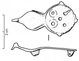 FIB-4305 - Fibule zoomorphe : oiseaubronzeTPQ : 150 - TAQ : 300Fibule zoomorphe non émaillée, en forme de paon : le corps plat se termine par un disque percé de 4 cercles oculés autour d'un trou central (représentation de la roue) ; tête redressée.