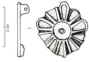 FIB-4381 - Fibule circulaire émailléebronzeTPQ : 150 - TAQ : 300Fibule émaillée en forme de fleur, à 10 pétales aux couleurs alternées, arrondis vers l'extérieur ; couronne émaillée au centre, éventuellement rivetée et surélevée ou bouton central émaillé ; au revers, articulation à charnière entre deux plaquettes coulées.