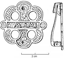 FIB-4430 - Fibule émaillée inscritebronzeTPQ : 150 - TAQ : 300Broche émaillée, de composition quadrilobée, avec 4 cercles évidés dégageant un cartouche central émaillé, sur lequel se détache une inscription en relief : AMA ME.