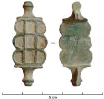 FIB-4574 - Fibule symétrique émailléebronzeBroche symétrique (pied et tête en simple bouton mouluré), dont la plaque bordée de trois festons est divisée en neuf loges émaillées.