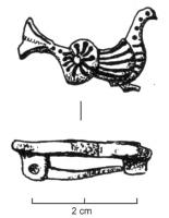 FIB-4591 - Fibule zoomorphe : monstre marinbronzeTPQ : 40 - TAQ : 90Fibule en forme de monstre marin, rà la fois colombe et poisson; corps strié de traits parallèles incrustés de nielle.