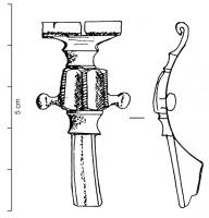 FIB-4664 - Fibule à protubérances latérales bassesbronzeFibule à charnière, arc trapézoïdal à protubérances latérales vers le pied; long pied trapézoïdal, lisse et sans bouton terminal; porte-ardillon triangulaire.