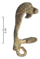 FIB-4672 - Fibule : patriceplombPatrice (?) de fibule, probablement une étape intermédiaire avant une coulée en bronze (jet de coulée dans le prolongement du pied). Fibule en genou avec un porte-ardillon perpendiculaire, destiné à être encoché d'une fente oblique.