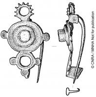 FIB-4691 - Fibule émailléebronzeTPQ : 100 - TAQ : 250Fibule assymétrique, à partie centrale circulaire ou ovale, surélevée, deux disques latéraux ornés d'ocelles; au centre, loge circulaire ou ovale émaillée. La tête porte une couronne crénelée, dont la base recouvre une charnière à plaquettes moulées; le pied est un anneau lisse, avec trois disques émaillés autour.