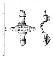 FIB-4726 - Fibule symétrique émailléebronzeFibule symétrique, le corps constitué d'une plaque rectangulaire transversale, ornée de petites loges niellées ou émaillées, avec un bouton à chaque extrémité ; tête et pied symétriques, en forme de boutons moulurés.