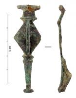 FIB-4733 - Fibule losangique bronzeFibule à corps losangique, non émaillé, dont le décor utilise souvent des cercles oculés, parfois séparés par une côte médiane guillochée.