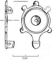 FIB-4861 - Fibule géometrique platebronzeTPQ : 40 - TAQ : 70Fibule circulaire, à charnière constituée de 2 plaquettes reliées par un axe en fer; la surface est parfois ornée de cercles concentriques, avec sur le pourtour, 5 cabochons; un 6ème, plus développé et mouluré, supporte le repose-ardillon.