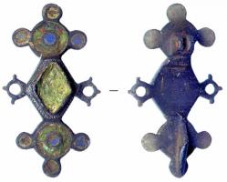 FIB-4866 - Fibule symétrique émailléebronzeFibule symétrique complexe; le corps central comprend un losange émaillé, encadré de deux cercles ajouré, sornés d'ergots; de part et d'autre, deux cercles décorés d'une couronne d'émail autour d'un disque central, accostés de 3 cercles émaillés.