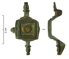 FIB-4882 - Fibule symétrique émailléebronzeTPQ : 60 - TAQ : 90Fibule de petite taille, dont l'arc, à peine cintré, est surmonté d'une plaque rectangulaire ou carrée décorée d'une ou deux grandes logettes. La symétrie est assurée par deux boutons moulurés.  De chaque côté on trouve deux appendices en bouton ou trilobés, décorés d'ocelles.