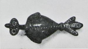 FIB-4914 - Fibule zoomorphe: oiseaubronzeTPQ : 120 - TAQ : 250Fibule en forme d'oiseau, traité en ronde-bosse; les ailes très reduites sont déployées sur les côtés d'un corps bombé, creux par dessous; la queue trilobée en est separée par une moulure; la tête ovale et aplatie sur le dessus possède deux yeux émaillés; décors d'incisions sur le corps et la queue.