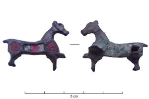FIB-4927 - Fibule zoomorphe : chevalbronzeFibule en forme de cheval marchant à droite; le corps est creusé de deux loges circulaires émaillées, entourant une loge rectangulaire; les deux jambes antérieures sont représentées.