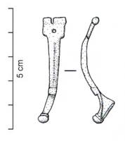 FIB-4945 - Fibule d'AucissabronzeTPQ : -20 - TAQ : 10Très petite fibule d'Aucissa précoce, à tête percée transversalement pour le passage de l'axe de la charnière; tête peu individualisée et arc lisse, percé d'un trou pour l'articulation d'un lien ou d'une chaînette (paire).
