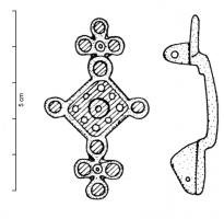 FIB-4987 - Fibule symétrique émailléebronzeFibule symétrique complexe; le corps central comprend un losange émaillé; aux deux extrémités, losanges sur pointe, accostés de 3 cercles, le tout émaillé. Les motifs des extrémités peuvent être remplacés par des groupes de 3 disques, émaillés ou ocellés.