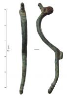 FIB-5025 - Fibule wisigothiquebronzeFibule à arc filiforme prolongé au-dessus du ressort, dans l'axe de l'arc, par un bouton mouluré. Arc de section elliptique, sauf deux plages lisses à chaque extrémité, marquées d'une croix vers la tête, de simples incisions transversales vers le pied. Le ressort monté sur axe était en fer.