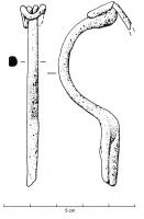 FIB-5027 - Fibule germaniqueferTPQ : 400 - TAQ : 600Arc filiforme, en arc de cercle, prolongé par un pied rectiligne (parfois élargi vers l'arc), porte-ardillon en gouttière allongée, formant un crochet en section ; ressort à 4 spires et corde externe.