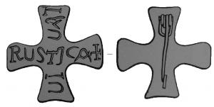 FIB-5142 - Fibule cruciforme inscritebronzeFibule en forme de croix latine, plate, avec inscription gravée; au revers, articulation par ressort entre deux plaquettes.