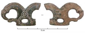 FIB-5191 - Fibule aviforme: rapace symétriquebronzeFibule aviforme constituée de deux protomés de rapaces stylisés ; le bec rejoint la patte. Décor de fins sillons et cercles oculés.