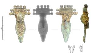 FIB-5314 - Fibule ansée asymétrique type Rommersheimargent doréFibule ansée asymétrique, avec une tête rectangulaire complétée de tenons/digitations bouletées rivetées dans l'épaisseur de la tête. L'arc est court, complété d'un aplat renflé. Le pied prend une forme de tête animale.