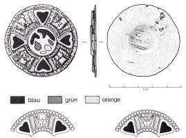 FIB-6015 - Fibule circulaire émailléebronzeTPQ : 700 - TAQ : 1000Fibule circulaire, en léger relief sur la face supérieure, plate et lisse en dessous (la fixation du ressort et le porte-ardillon étaient rapportés). Autour d'un fleuron central de 4 cabochons d'émail circulaires, une couronne externe comporte 4 masques diaboliques, séparés par 4 rectangles d'émaux avec incrustations de verre.