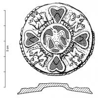 FIB-6036 - Fibule circulaire émaillée, type TorcellobronzeTPQ : 970 - TAQ : 1030Fibule circulaire à décor émaillé, organisé autour d'un motif circulaire zoomorphe (oiseau à gauche); sur la bande externe, 4 motifs en forme de cœur dessinent une croix, avec des animaux très stylisés entre les branches; au revers, charnière et porte-ardillon rapportés.