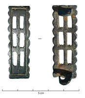 FIB-6098 - Fibule rectangulaire ajouréebronzeFibule composée d'une plaque rectangulaire allongée, percée de deux rangées de 3 ouvertures rectangulaires dans l'axe longitudinal, aux bords festonnés et avec un décor incisé; ressort sur plaquette transversale, porte-ardillon transversal en crochet.