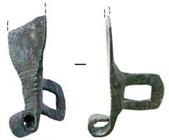 FMC-4005 - Moraillon de coffretbronzeTPQ : 200 - TAQ : 260Moraillon de forme ogivale, décor d'inscisions transversales à la base, extrémité repliée sur elle-même formant un tube transversal.