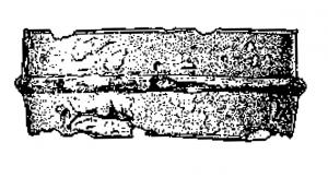 FRM-3002 - Frette de moyeu de charferCylindre comportant sur la face externe une ou plusieurs côtes anguleuses ; sur le côté de la face externe, fréquentes traces d'écrasement par martelage.