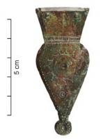 FRT-4026 - Ferret de ceinturebronzePendant en forme de balustre, sommet rectangulaire percé d'un rivet de fixation sur le cuir; décor poinçonné, parfois autour d'une large cannelure médiane; base  élargie en disque.