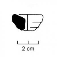FUS-1010 - Fusaïole en forme de cupuleterre cuiteTPQ : -900 - TAQ : -700Fusaïole en forme de cupule à profil arrondi, parfois onduleux; large cavité supérieure; inornée