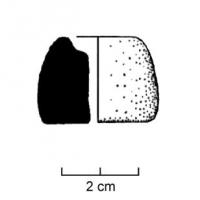 FUS-2014 - Fibule tronconiqueterre cuiteTPQ : -750 - TAQ : -475Fibule tronconique, face supérieure concave, inornée.