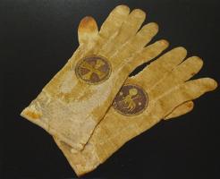 GNT-6001 - Gant d'évêquetextileGants tissés, généralement ornés de symboles religieux ou armoiries.
