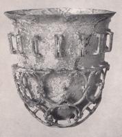 GOB-4089 - Gobelet diatrèteverreGobelet moulé à décor meulé ajouré, dessinant une résille sur toute la surface du vase ; fréquentes inscriptions sous la lèvre.