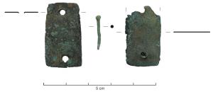 IND-3041 - Indéterminé
bronze
Deux tôles rectangulaires, munies de petits percements circulaires à leurs extrémités et accompagnées d’un fin rivet à tête circulaire.