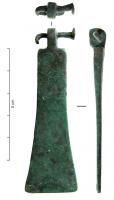 IND-3044 - Objet articulébronzeTPQ : -475 - TAQ : -30Objet en forme de lame trapézoïdale allongée, avec une bélière au sommet, articulée sur un axe en bronze. Les deux faces sont lisses et sans décor.