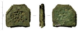 IND-3051 - Plaque en réemploibronzeTPQ : -475 - TAQ : -30Empilement de plusieurs petites plaques de bronze réemployées comme un marbre de travail présentant des traces de perçage ou martelage en rapport avec une activité artisanale. 
