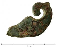 IND-4128 - Applique ?bronzeObjet présentant une surface de fixation oblique et une extrémité ornementale en forme de crosse.
