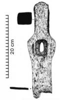 IND-4238 - Pièce massive à identifier
fer
Pièce massive cassée aux deux extrémités. De section rectangulaire et entièrement
aplatie sur les deux faces, elle présente une partie médiane renflée offrant un évidement étroit (30 χ 14 mm) dans lequel pouvait venir s'encastrer un manche en bois.