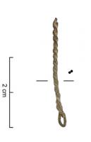 INH-7007 - Cure-oreille ou furgeoircuivreFil en alliage cuivreux de section circulaire, pliée et torsadé, ménageant une boucle ovale, servant de cuilleron ajouré.