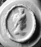 INT-4057 - Intaille : buste de Sarapispierre dureBuste de Sarapis, sous la forme habituelle d'un homme d'âge mûr, barbu, la chevelure serrée dans un bandeau et coiffé du kalathos.