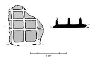 LGR-3001 - Lingotièreterre cuiteMoule à alvéoles quadrangulaires ouvertes et basses, de taille plus ou moins régulière, formant une plaque rectangulaire.