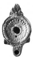 LMP-4085 - Lampe syro-palestinienneterre cuiteTPQ : 100 - TAQ : 300Lampe à bec à ogive avec volutes; disque décoré d'un cercle de globules; épaule nue; sur le début du bec, ligne de globules; anse en forme de feuille.