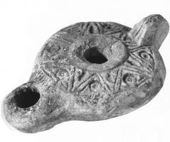 LMP-41478 - Lampe syro-palestinienneterre cuiteLampe ronde avec long bec. Epaule décorée de motifs géométriques.