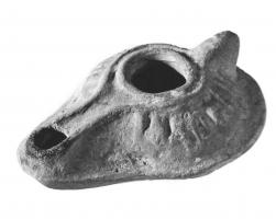LMP-41509 - Lampe pantoufle byzantine terre cuiteLampe allongée à long bec à canal; épaule décorée de traits en relief. Petite anse conique.