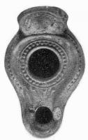 LMP-4181 - Lampe syro-palestinienne tardive avec réflecteurterre cuiteLampe de type syro-palestinien avec large réflecteur avec figure humaine. Epaule décorée de points en relief. 