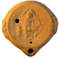 LMP-4365 - Lampe Loeschcke VIII : Isis et Harpocrateterre cuiteLampe à bec rond; disque orné d'Isis Regina, assise et entourée de décorations végétales, avec à sa gauche le petit Harpocrate. Argile beige, engobe perdue; base plate.